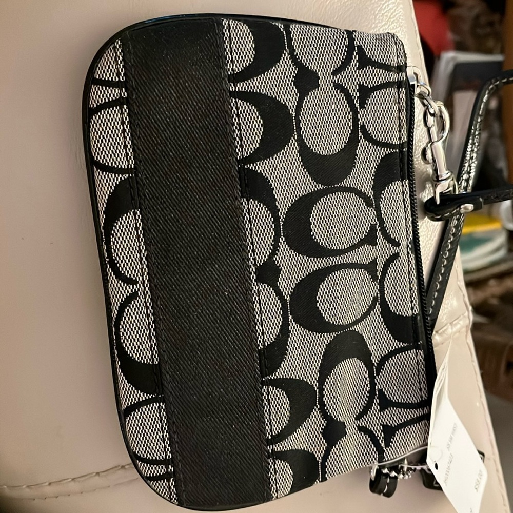Black/white wristlet. 61/2x41/2. Zip top.